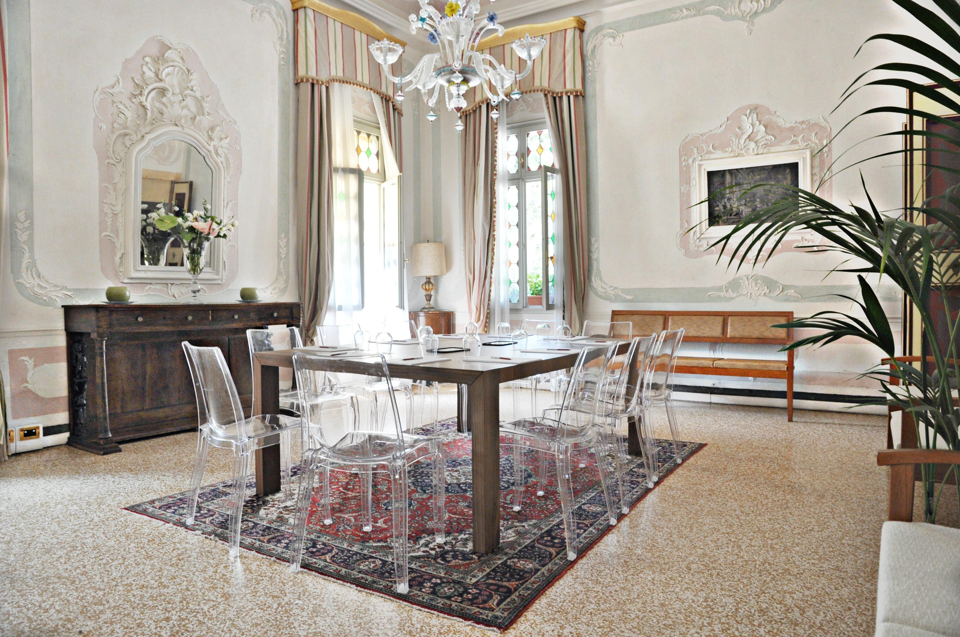 호텔 빌라 콘둘메르 몰리아노베네토 외부 사진 A dining room with a carpet