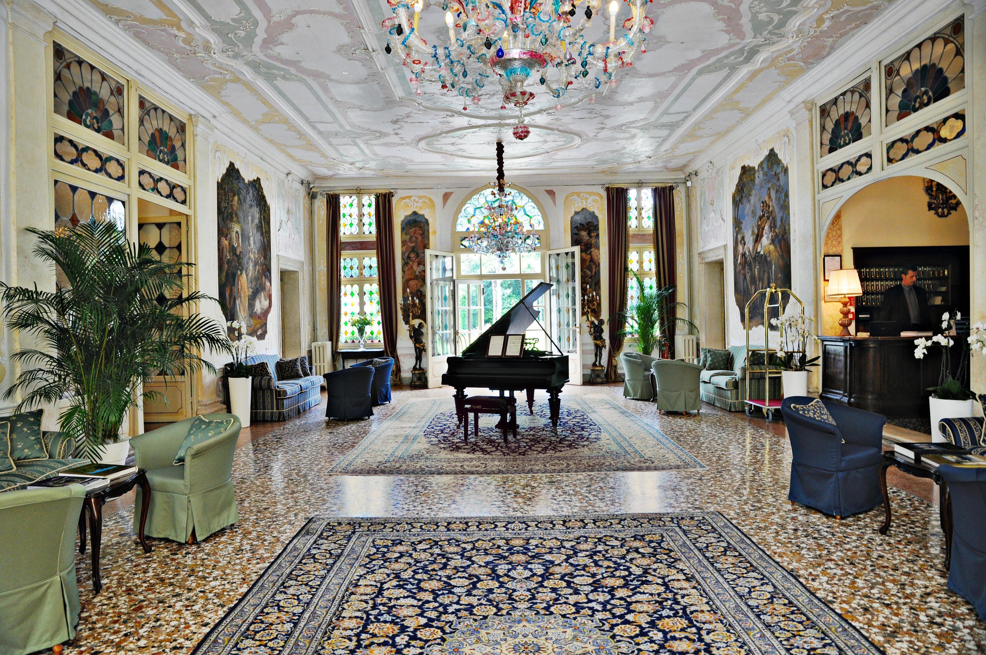 호텔 빌라 콘둘메르 몰리아노베네토 외부 사진 The lobby of the Hotel de la Paix