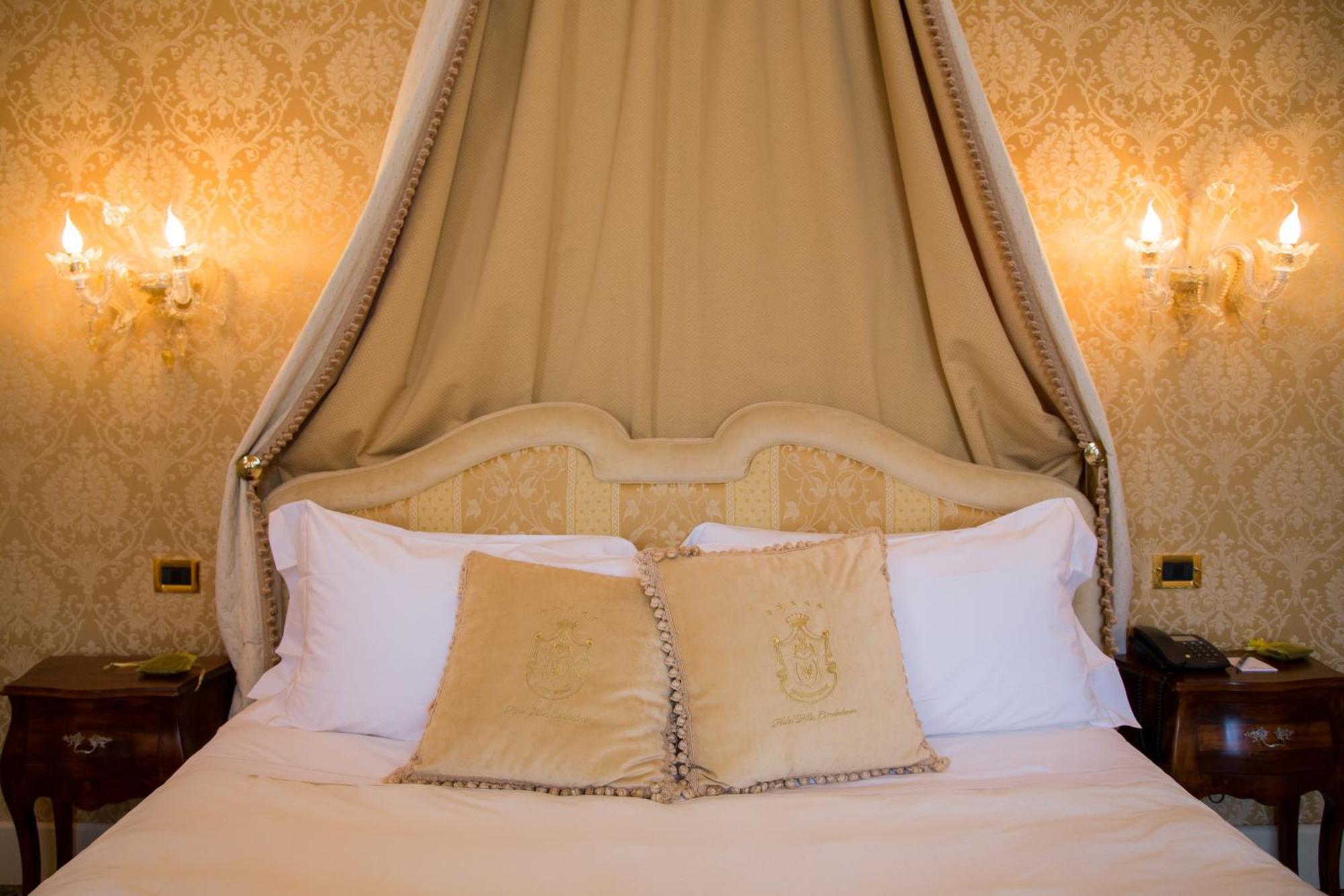호텔 빌라 콘둘메르 몰리아노베네토 객실 사진 A bed with a four-poster