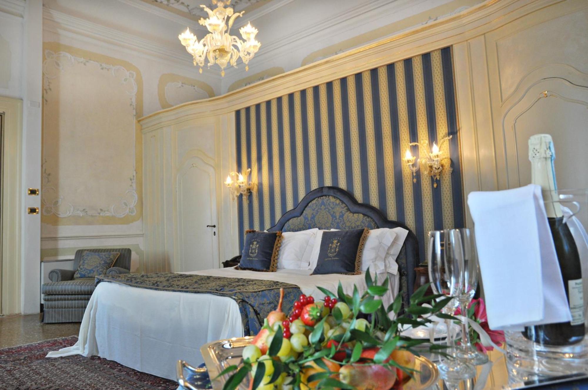 호텔 빌라 콘둘메르 몰리아노베네토 객실 사진 A suite at the hotel