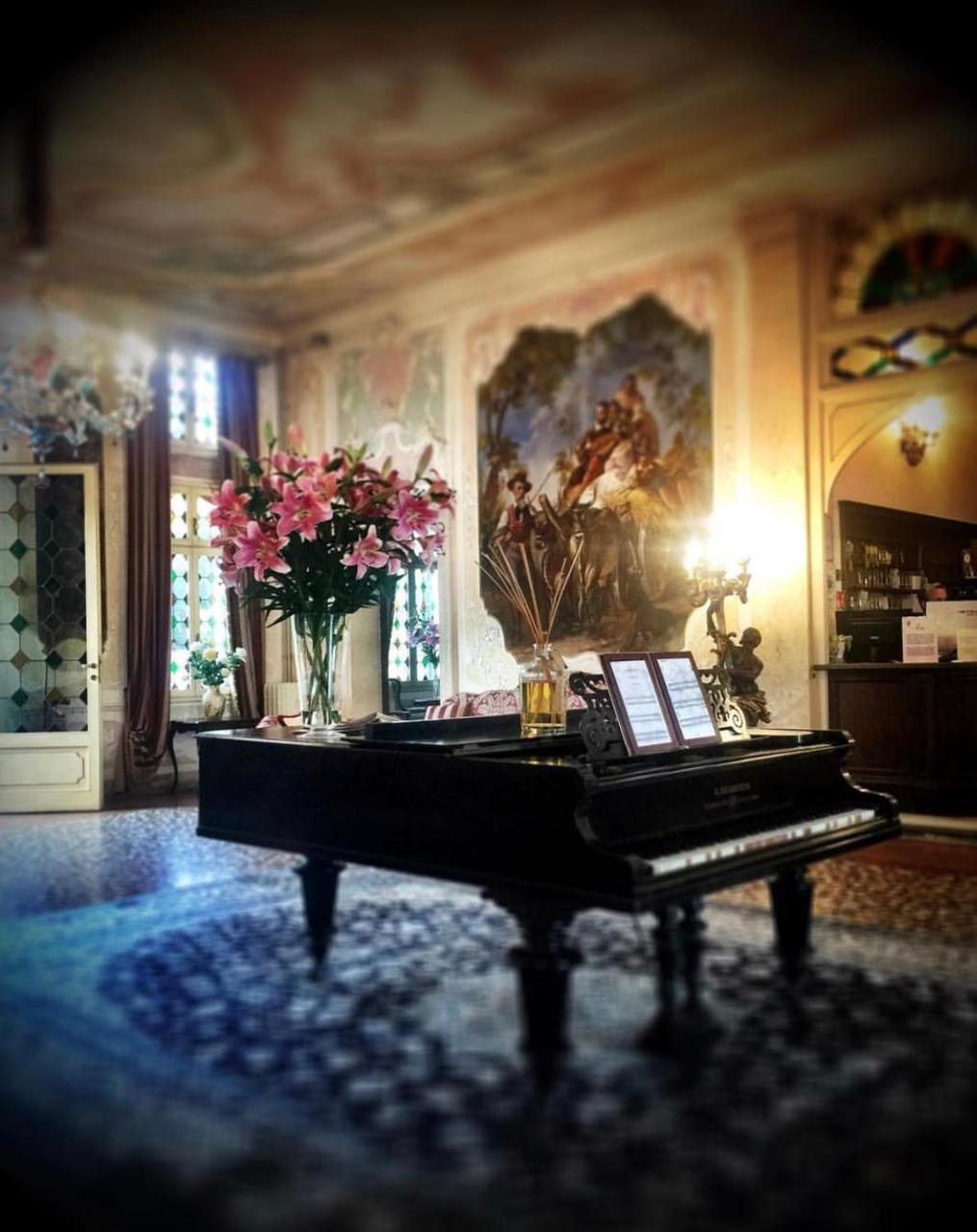 호텔 빌라 콘둘메르 몰리아노베네토 외부 사진 The piano in the living room of the house