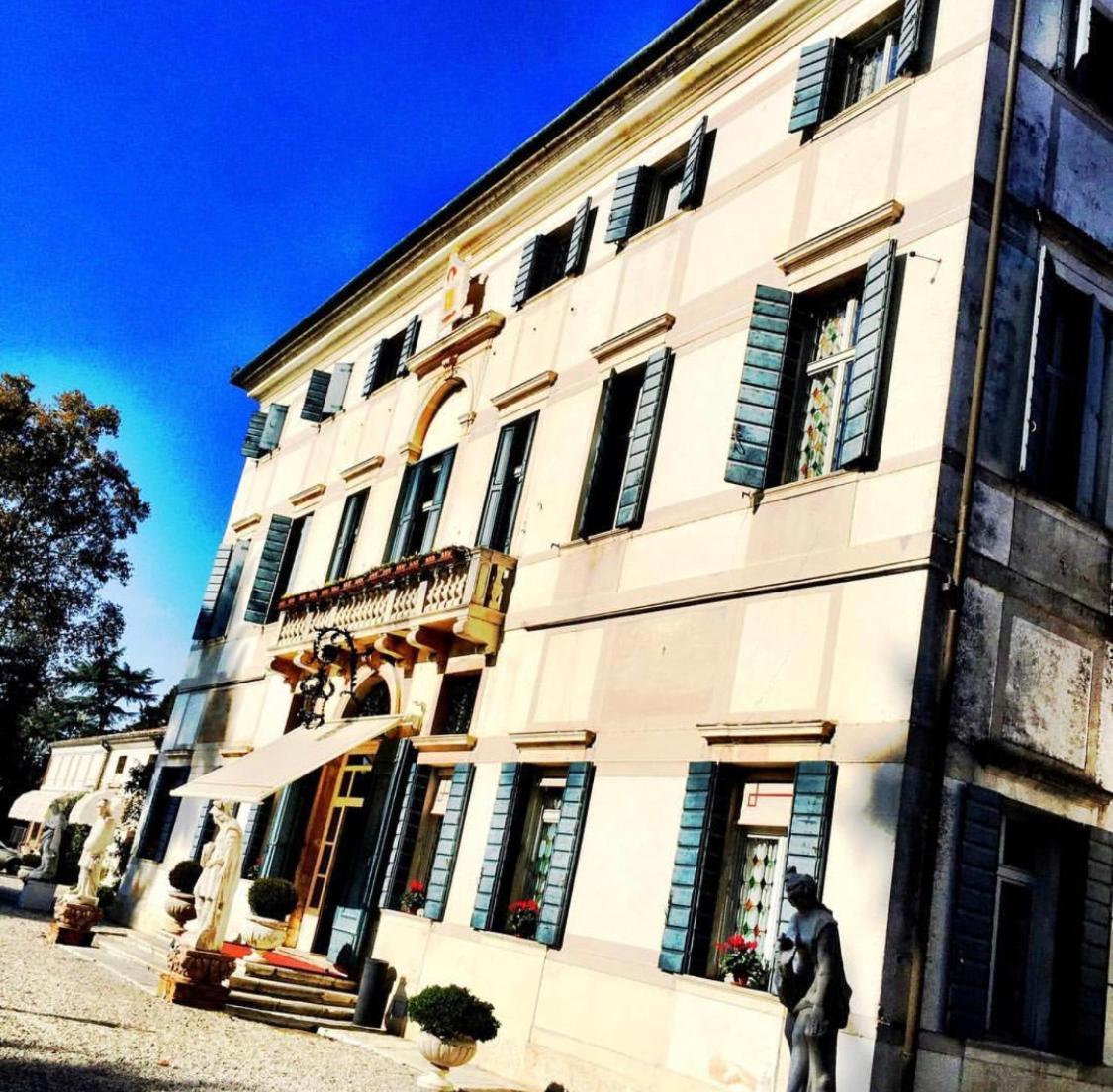 호텔 빌라 콘둘메르 몰리아노베네토 외부 사진 The house of the poet in the town of San Vittore Olona