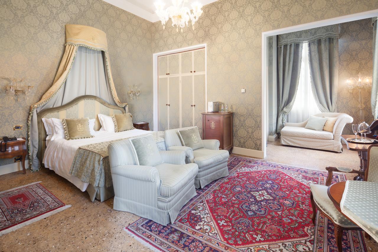 호텔 빌라 콘둘메르 몰리아노베네토 외부 사진 A suite at the Hotel Excelsior
