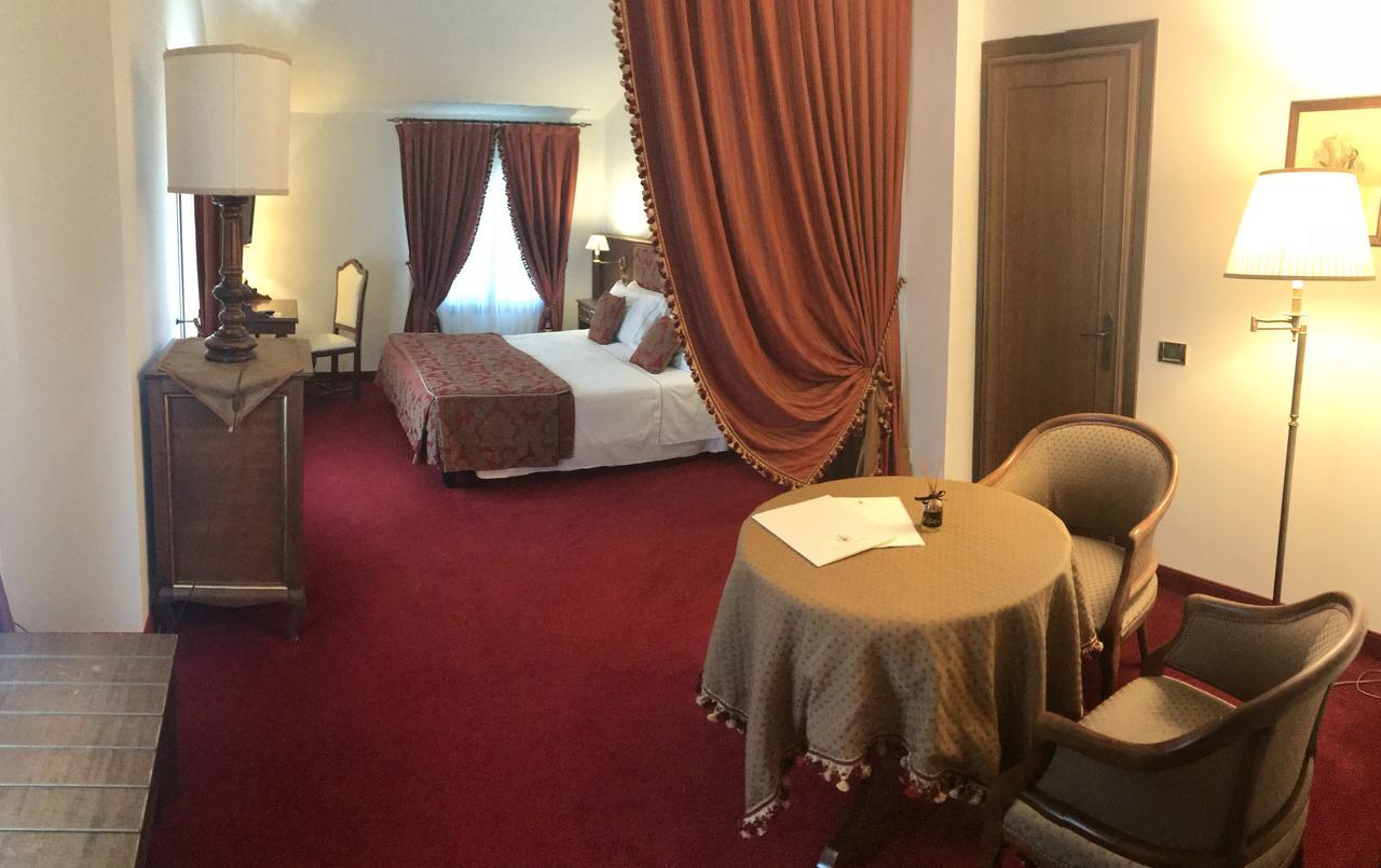 호텔 빌라 콘둘메르 몰리아노베네토 외부 사진 A room at the hotel