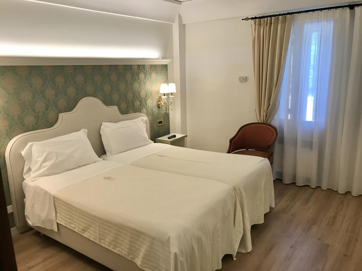 호텔 빌라 콘둘메르 몰리아노베네토 외부 사진 A room at the hotel