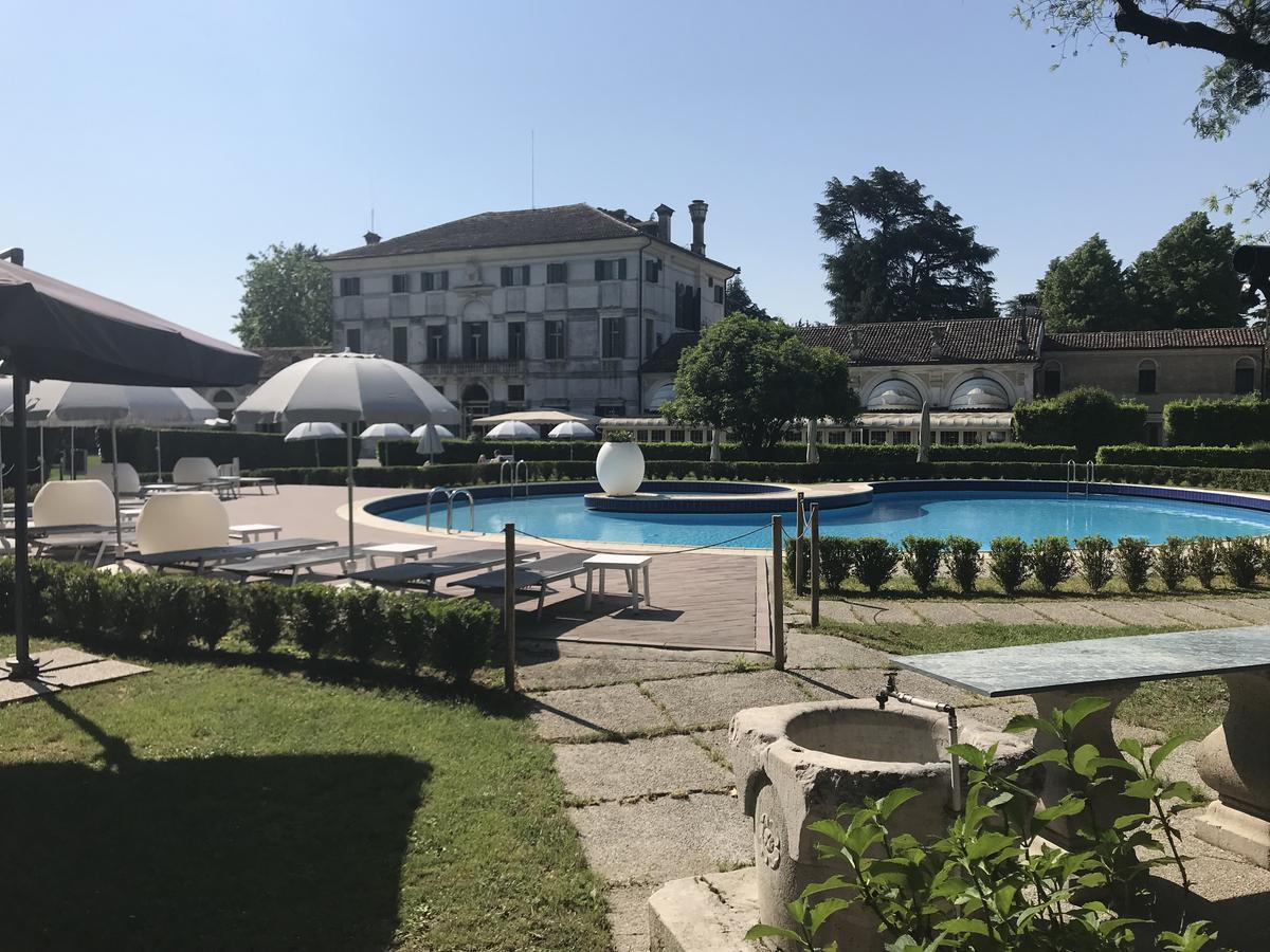 호텔 빌라 콘둘메르 몰리아노베네토 외부 사진 The swimming pool at the hotel